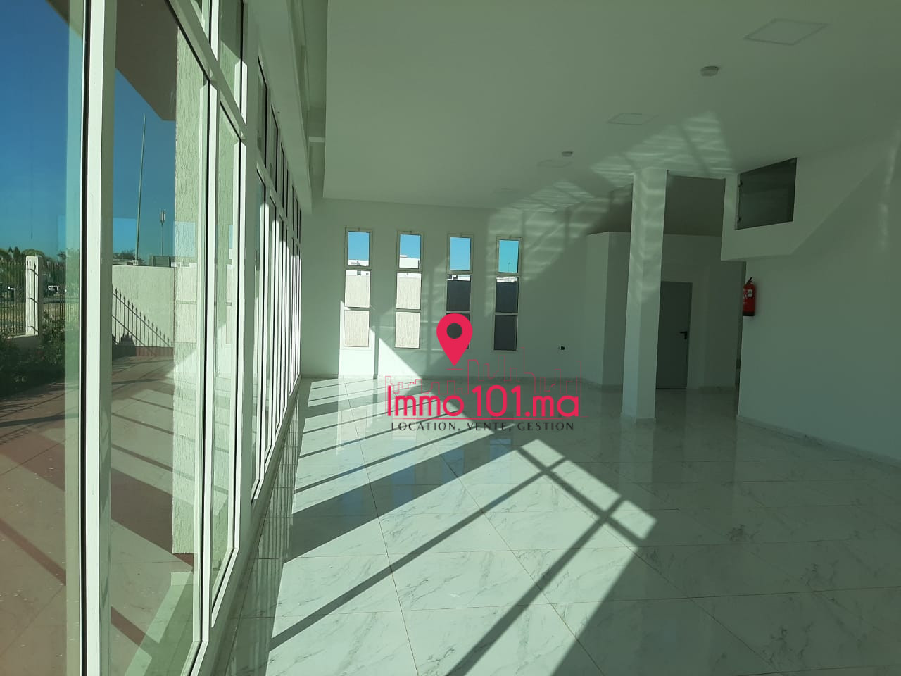 Location local commercial showroom à Ain El Aouda ZLLC108